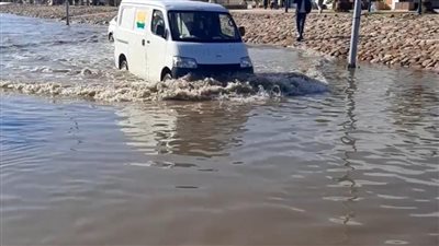 بعد سيول جنوب سيناء.. جهود مكثفة لفتح الطريق الدولي بشرم الشيخ │ صور