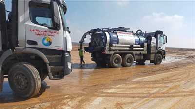 البحر الأحمر تستعين بسيارات شركتي القاهرة والجيزة لسحب مياه الأمطار | صور