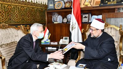 وزير الأوقاف لـ سفير فرنسا بالقاهرة: الإرهاب خطر على الإنسانية