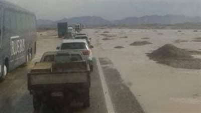 إعادة فتح جميع الطرق بالبحر الأحمر بعد إزالة آثار الأمطار والسيول