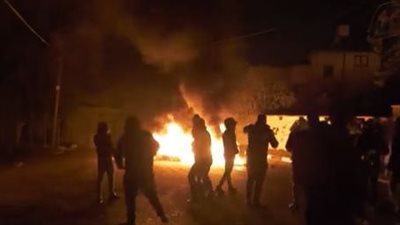 100 إصابة ومناوشات بالغاز المسيل للدموع في مظاهرات فلسطينية أمام جيش الاحتلال الإسرائيلي