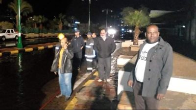 رئيس مدينة سفاجا يتفقد الأعمال المسائية لشفط مياه الأمطار بالشوارع والميادين | صور