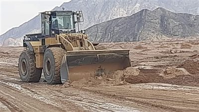 رئيس مدينة رأس غارب: دفعنا بمعدات لتطهير الطرق الخارجية وإزالة الرواسب والطمي | صور