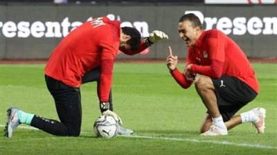 عصام الحضري يداعب اللاعبين في مران منتخب مصر لبطولة الأمم الإفريقية | فيديو