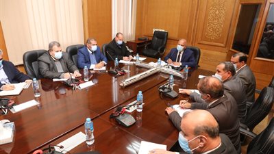 وزير النقل يعقد اجتماعا مع مساعد وزير الداخلية للمواصلات للتنسيق حول الحفاظ على مهمات السكة الحديد