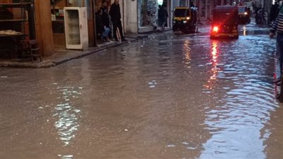 غرق شوارع وطرق شبين القناطر في القليوبية بسبب مياه الأمطار | صور