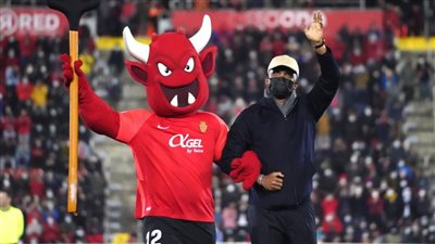 صامويل إيتو يتواجد في مباراة برشلونة وريال مايوركا في الدوري الإسباني