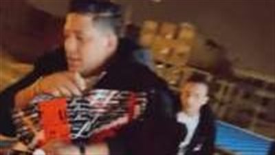 ربنا يقدرني وأبسطكوا.. حمو بيكا يلقي هدايا على جمهوره من أعلى سطح أحد المنازل| فيديو جراف