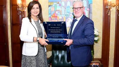 ده تكريم لمصر.. نبيلة مكرم تحصل على جائزة أصدقاء المهاجرين من منظمة الهجرة الدولية 