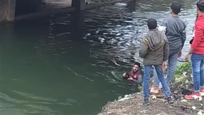 شاب يقفز في المياه للحاق بهاتفه بعد سقوطه في الدقهلية | صور