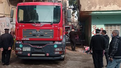 إصابة شخصين في حريق مصنع للغزل والنسيج بشبرا الخيمة | صور