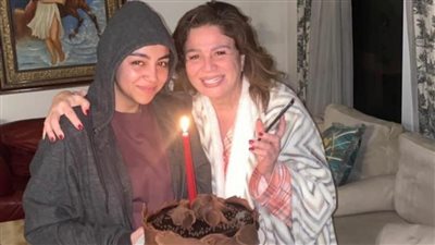 بشمعة واحدة.. إلهام شاهين تحتفل بعيد ميلادها: يا رب تكون سنة حلوة