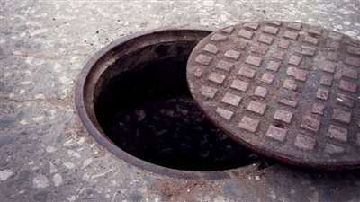 تحرك برلماني لمنع سرقة أغطية بالوعات الصرف الصحي وإيجاد بديل لها 