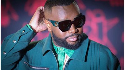 فنان فرنسي يطالب المسلمين بعدم تهنئته بالعام الجديد.. ومرشح رئاسي يستغل الواقعة