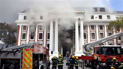 تفاصيل ضبط شخص في جنوب إفريقيا بعد اشتعال حريق في مقر البرلمان