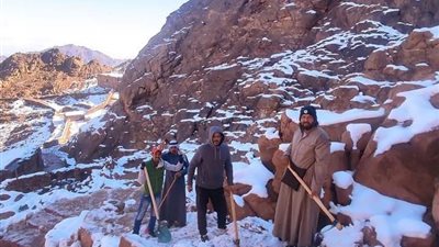 فتحوا طُرق صعبة.. شباب قبيلة الجبالية في مهمة مستحيلة أعلى قمة جبل موسى | صور