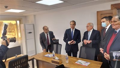 وزير الاتصالات ومحافظ بورسعيد يتفقدان عددا من إدارات الديوان العام | صور 