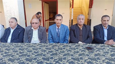 على طريقتهم الخاصة.. طلاب مدرسة بالدقهلية يحتفلون بخروج المدير إلى المعاش