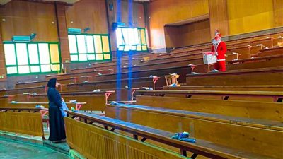 احتفالًا بالعام الميلادي الجديد.. «بابا نويل» يوزع هدايا داخل لجان امتحانات كلية التجارة بجامعة سوهاج | صور