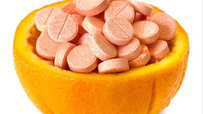 تعرف على فوائد حبوب فيتامين سي 1000 والتوقيت الأمثل لتناوله