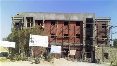 محافظ أسوان يتابع معدلات تنفيذ مشروعات حياة كريمة بقرية الكاجوج بكوم أمبو 