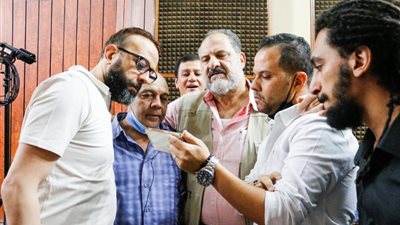 إصابات بالجملة.. فريق هاملت بالمقلوب يتعرض لحادث سير قبل عرض المسرحية اليوم