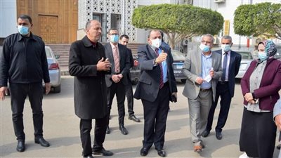 رئيس جامعة بني سويف يتفقد الحرم الجامعي ويستمع لآراء ومقترحات العاملين والطلاب | صور