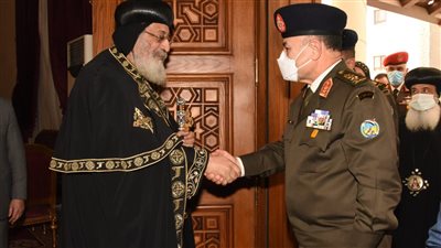 وزير الدفاع يهنئ البابا تواضروس بعيد الميلاد المجيد | صور