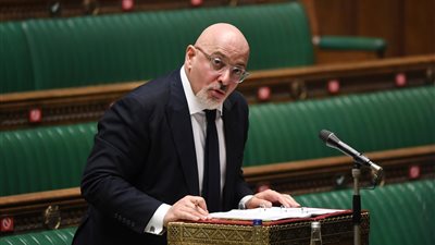 وزير اللقاحات البريطاني: مرضى كورونا تظهر عليهم أعراض خفيفة الآن