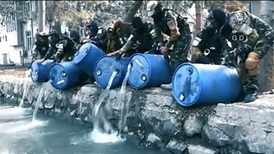 طالبان تسكب أطنانًا من الكحول في قناة مائية بالعاصمة كابول| فيديو جراف