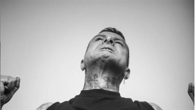 وشوم جديدة وحركات وقرطين.. هجوم على أحمد الفيشاوي بسبب ظهوره الأخير| صور