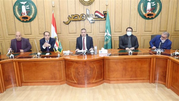 جانب من اجتماع محافظ