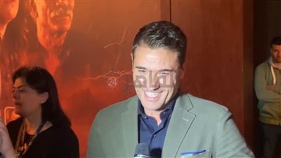 وسط أجواء السبعينيات.. أحمد عز ومنة شلبي يحتفلان بـ الجريمة