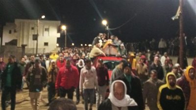 دموع وحسرة.. الآلاف من أهالي البرلس بكفر الشيخ يشيعون جثمان شهيد لقمة العيش ضحية تصادم مركبين| صور وفيديو