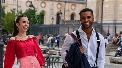 مؤلف Emily in Paris عن الموسم الثالث: إميلي ستتخذ قرارا سيجعل المشاهدين غير سعداء