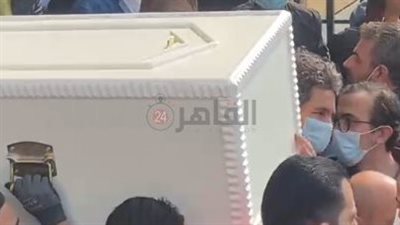 محمد محسن يحمل النعش.. لقطات من جنازة أحمد الحجار بمسجد السيدة نفيسة