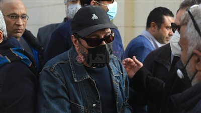 حسرة وإنكسار.. الحزن يسيطر على الفنان علي الحجار في وداع شقيقه أحمد