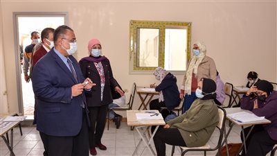 نائب رئيس جامعة عين شمس يتفقد لجان الامتحانات بكلية التربية