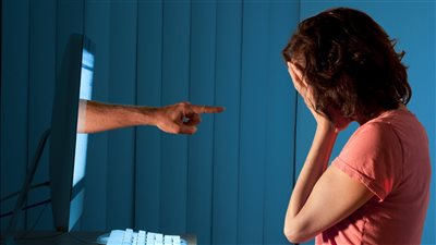 بعد تسببه في إنهاء حياة عدة أشخاص.. كيف تحمي نفسك من الابتزاز الإلكتروني؟ | فيديو جراف