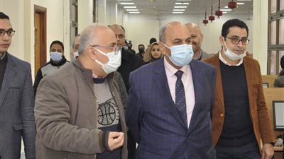 رئيس جامعة المنيا يتابع الاختبار الإلكتروني التجريبي لطلاب كلية الصيدلة