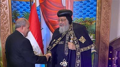 رئيس النيابة الإدارية يزور البابا تواضروس للتهنئة بعيد الميلاد 