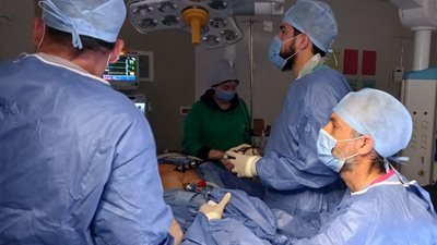الرعاية الصحية: نجاح أول عملية استئصال ورم سرطاني بالمستقيم بـ 300 جنيه