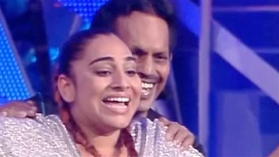 بوزن 12 طنا.. امرأة هندية تسحب حافلة نقل بشعرها وتدخل موسوعة جينيس للأرقام القياسية | فيديو