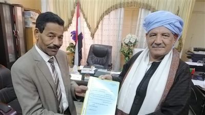 مواطن سوهاجي يتنازل عن بطاقته التموينية.. والتموين تكرمه | صور