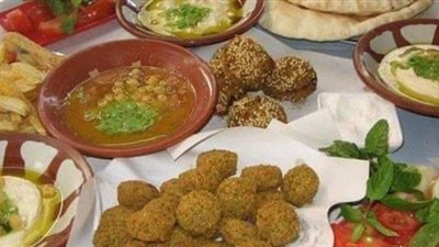 هيئة الدواء تحدد فئة ممنوعة تمامًا من تناول الفول والطعمية | فيديو