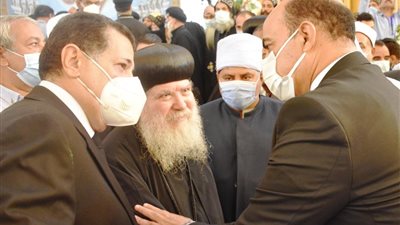 محافظ أسوان يهنئ قداسة البابا تواضروس الثاني وقيادات الطوائف المسيحية بعيد الميلاد المجيد