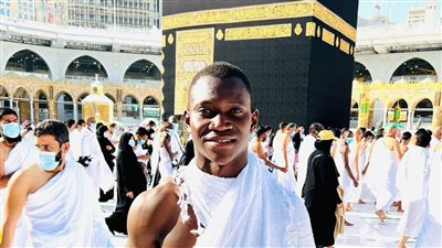 أليو ديانج يؤدي مناسك العمرة قبل المشاركة في أمم إفريقيا