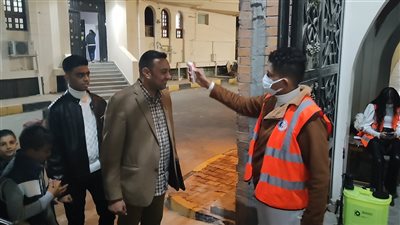 إجراءات احترازية مشددة وبوابات لقياس دراجات الحرارة بكاتدرائية الأنبا شنودة بالغردقة