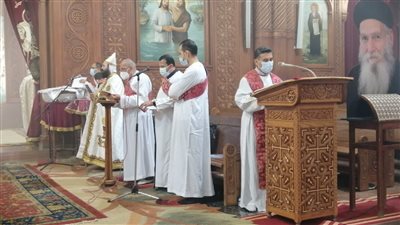 بالكمامات.. بدء القُداس الإلهي بكنيسة الشهيد مارجرجس بالفيوم | صور وفيديو