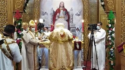 بحضور المحافظ.. مطران بورسعيد يترأس قداس عيد الميلاد بكنيسة العذراء | بث مباشر